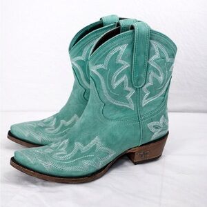Lane Saratoga Western Boots in a turquoise color and short toe design. Size 7.5